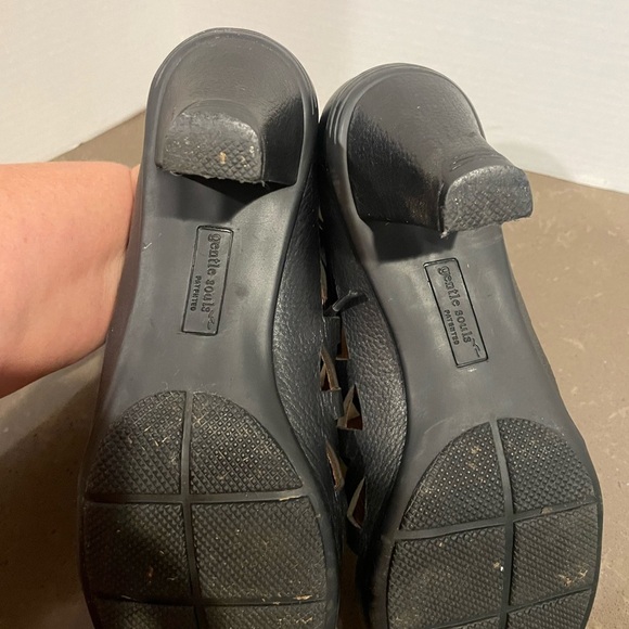 Gentle Souls Black Leather Sandals by Kenneth Cole - Picture 2 of 9